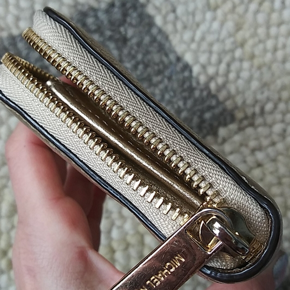 Michael Kors wallet - Picture 4 of 16